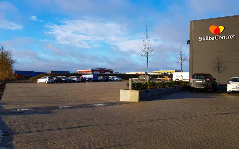 Automatisk pullert ved parkeringsplads