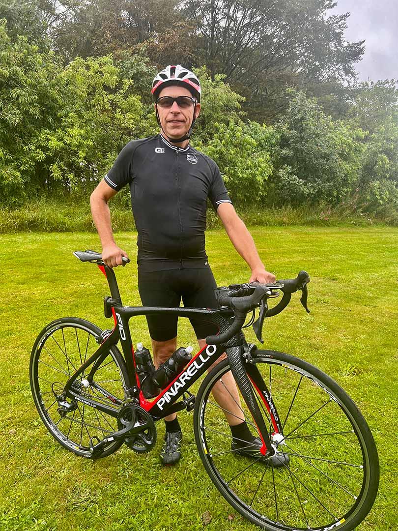 Kristian Bjerge fra KIBO Sikring er i cykeltøj ved racercykel