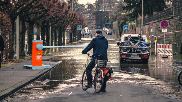 Bomanlæg afspærrer oversvømmet vej