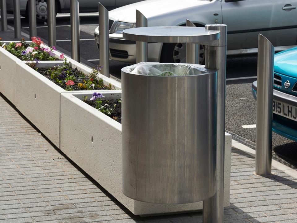 Pullert med skraldespand