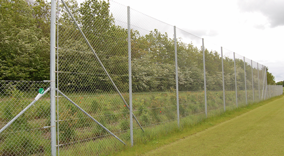 Idrætshegn ved boldbane - ekstra højt fletvævshegn
