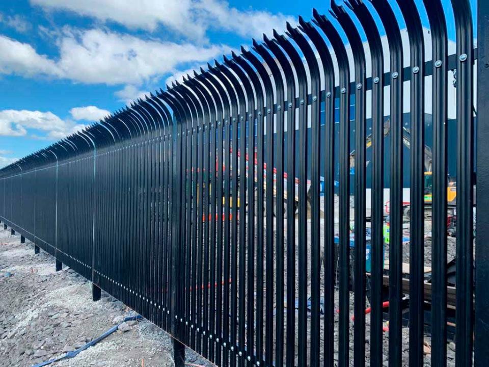 Højsikringshegn i fængsel