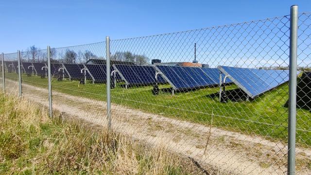Fletvævshegn ved solcelleanlæg