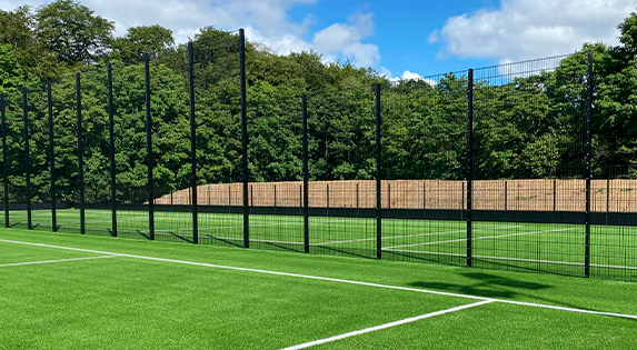 Sort panelhegn på boldbane