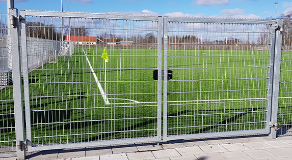 Svingport ved boldbane