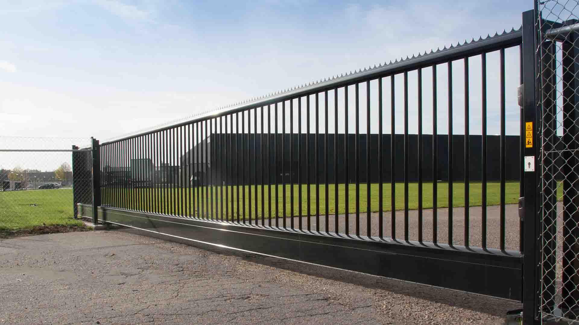 Sort skydeport i indkørsel