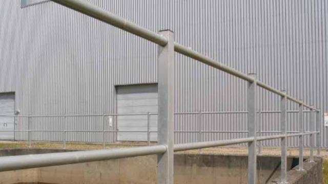 Sikkerhedsrækværk til tanke